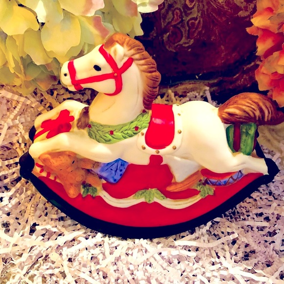 Porcelain Music Box ChristmasTreasuryVintage 1970 - Picture 2 of 6